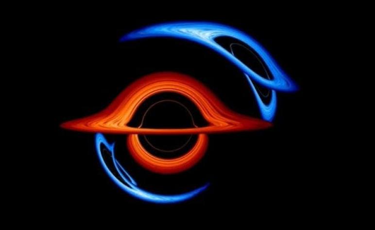 [VIDEO] Simulación muestra la deformación del espacio-tiempo al chocar dos agujeros negros