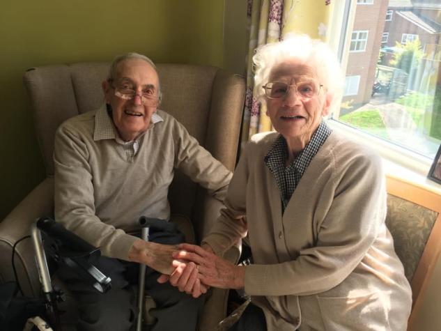 El conmovedor reencuentro entre una pareja de ancianos tras meses de separación por la pandemia