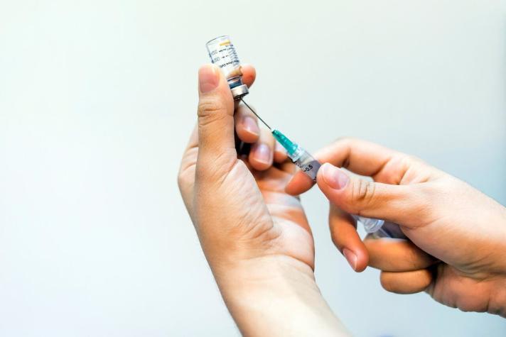 ISP recomienda usar vacuna de AstraZeneca en mujeres mayores de 55 años y hombres mayores de 18