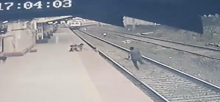 [VIDEO] Funcionario ferroviario salva a un niño de 6 años de ser atropellado por un tren en India