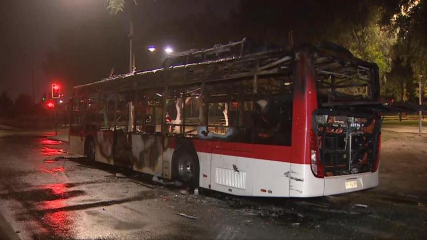 [VIDEO] Encapuchados queman bus del transporte público en Cerrillos