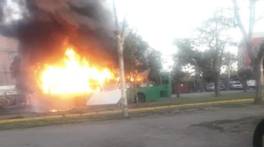 Sujetos queman un bus del Transantiago en Villa Francia