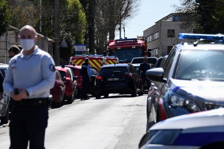 Hombre es abatido por la policía tras matar a puñaladas a una funcionaria en las cercanías de París