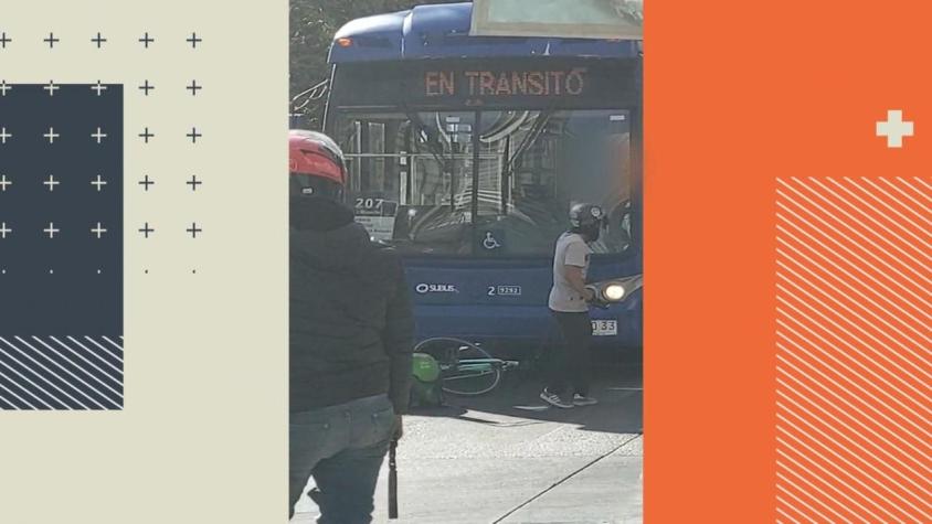 [VIDEO] Día de furia de chofer de un bus RED: aplastó bicicleta y casi atropella a ciclista