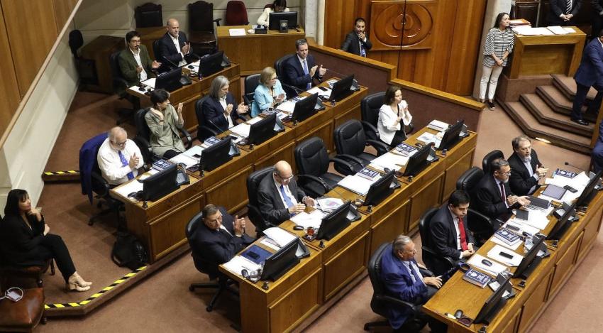 "Agrava las tensiones": Senadores de oposición critican "decisión improvisada" del gobierno por 10%