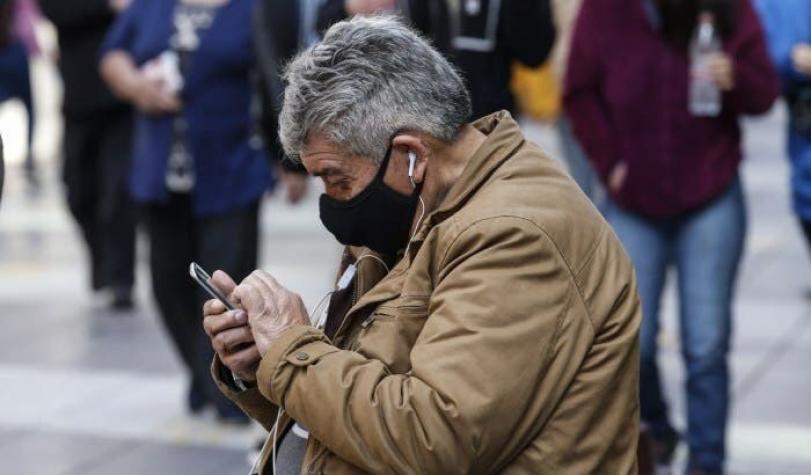 Iniciativa “Vamos chilenos” ha entregado más de 36 mil celulares a adultos mayores en pandemia