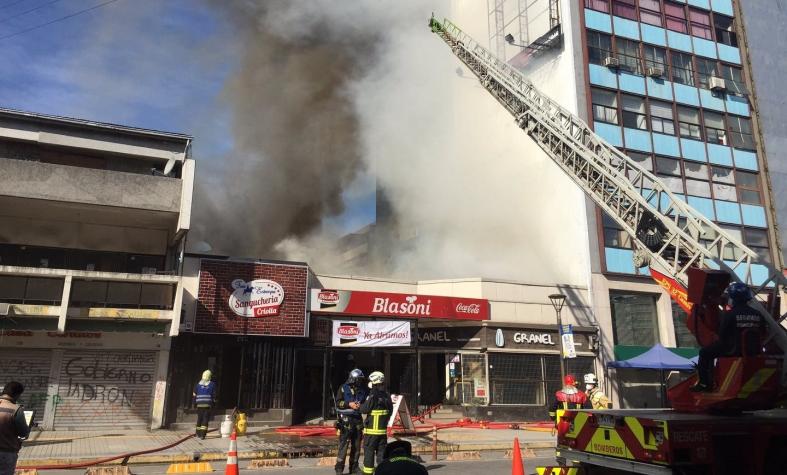Incendio afecta a céntricos locales de Concepción: llamas se propagaron a edificio aledaño