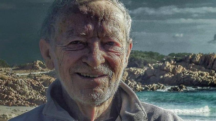 La historia del hombre que lleva 32 años viviendo solo en una isla italiana que ahora abandonará