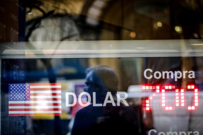 Dólar cae de los $700 luego de que se destrabara el tercer retiro desde las AFP