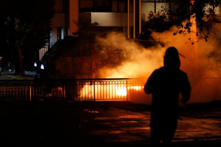 Dos carabineros con quemaduras en sus rostros tras ser atacados con bombas molotov en Antofagasta