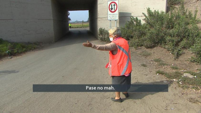 [VIDEO] Tiene 82 años y trabaja "dirigiendo" el tránsito porque su pensión no alcanza