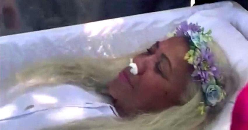 Mujer fingió su muerte para saber cómo sería su funeral: "Este era mi mayor deseo"