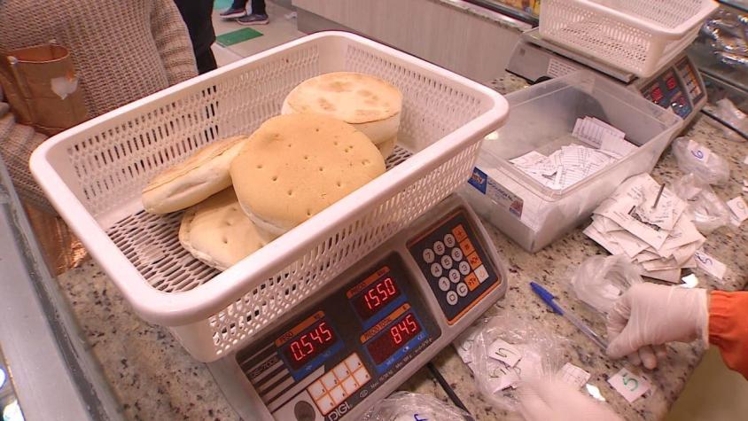 [VIDEO] ¿Marraqueta o hallula? Precio de kilo de pan supera los 1.500 pesos en la R.M