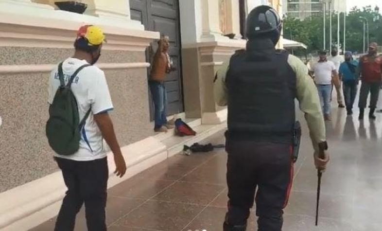 [VIDEO] Venezuela: Hombre rocía a sus hijos con bencina e intenta prenderles fuego en una iglesia