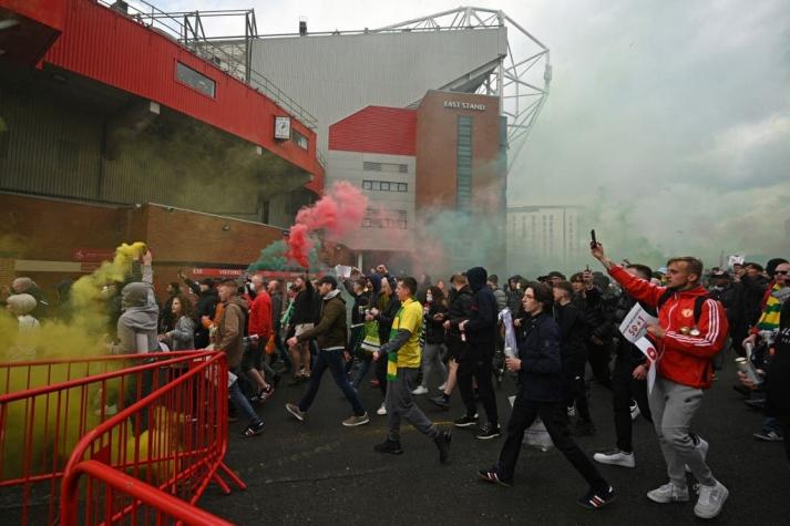 [VIDEO] Protestas en Old Trafford: Hooligans invaden cancha protestando contra dueño del United