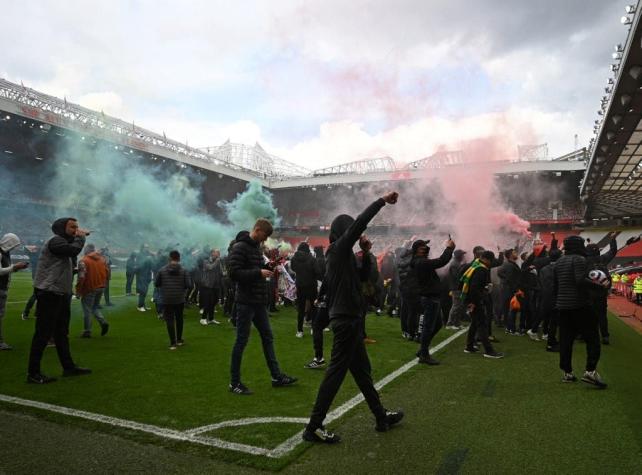 Aplazan el Manchester United-Liverpool luego de invasión de hinchas a cancha de Old Trafford
