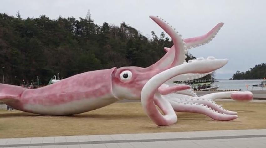Ciudad japonesa invirtió dinero de ayudas por coronavirus en un calamar de 12 metros