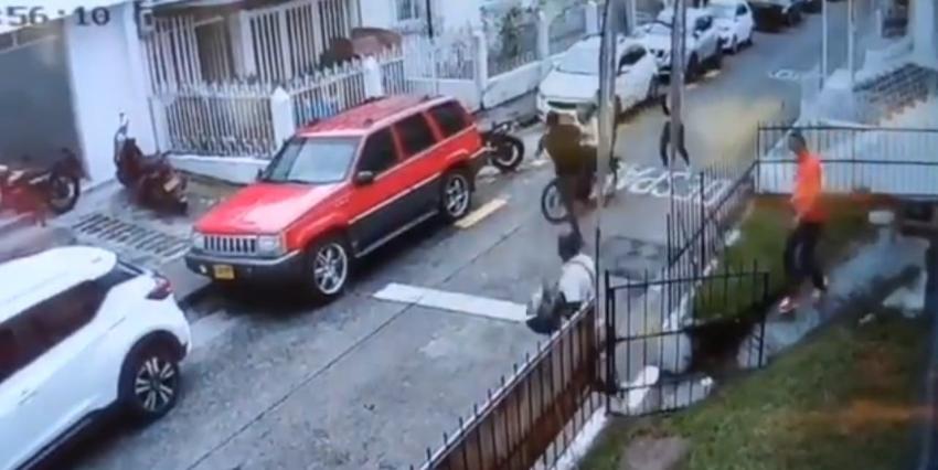 [VIDEO] Lo apodan "Jackie Chan colombiano": Hombre repele a dos ladrones en moto con patada voladora