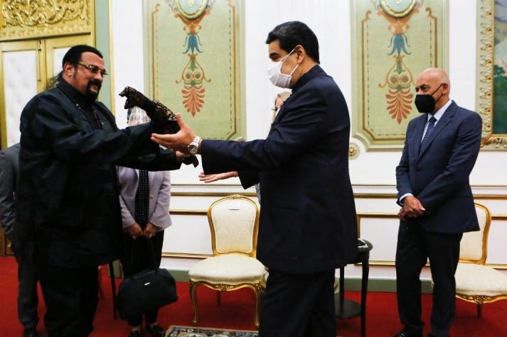 El actor Steven Seagal regala un sable samurái a Maduro