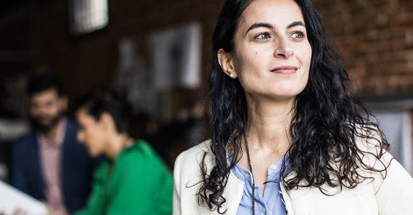 Santander y London School of Economics lanzan beca para potenciar el liderazgo femenino joven