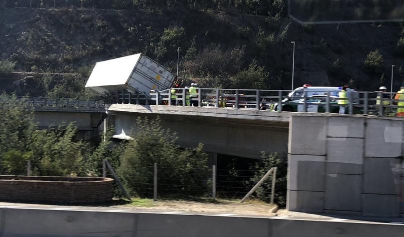 [VIDEO] Camión queda semi volcado en Ruta Las Palmas: El conductor sale ileso del accidente