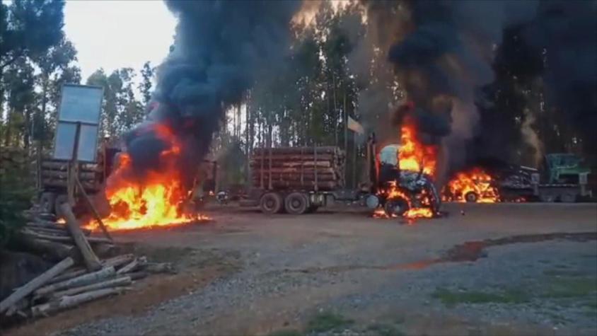 Se registran nuevos ataques incendiarios en La Araucanía: Queman vehículos y maquinarias forestales Se registran nuevos ataques incendiarios en La Araucanía: Queman vehículos y maquinarias forestales