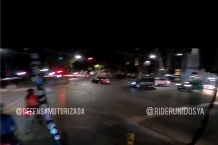 Peatón muere atropellado por vehículo que no respetó luz roja en Providencia