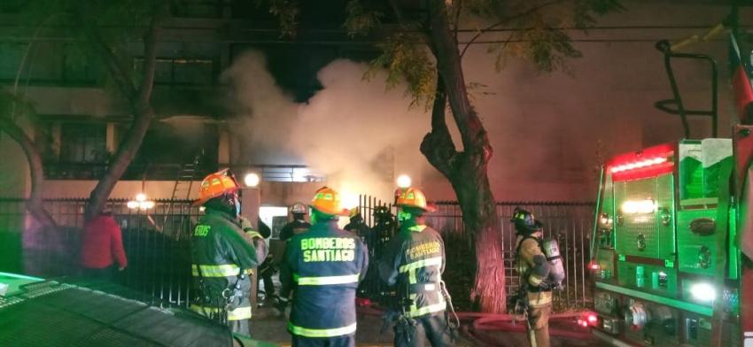 [VIDEOS] Incendio en edificio de Las Condes deja un adulto mayor fallecido