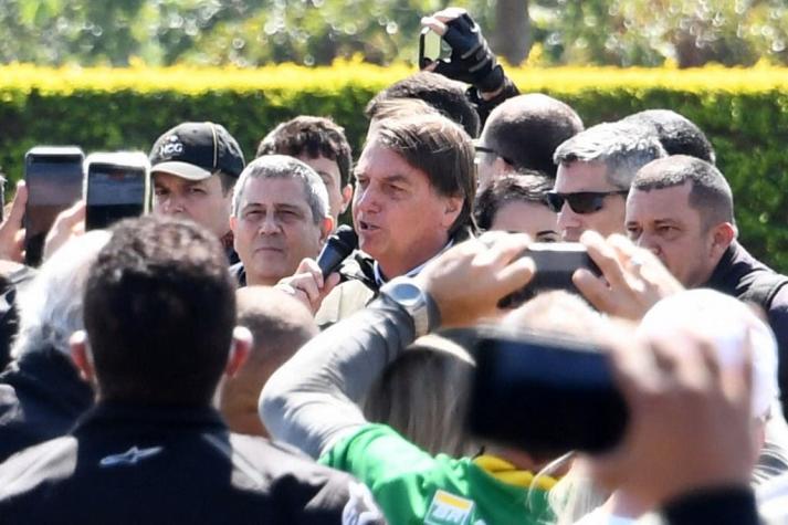 Sin mascarillas: Bolsonaro lidera multitudinaria concentración en pleno rebrote del COVID en Brasil