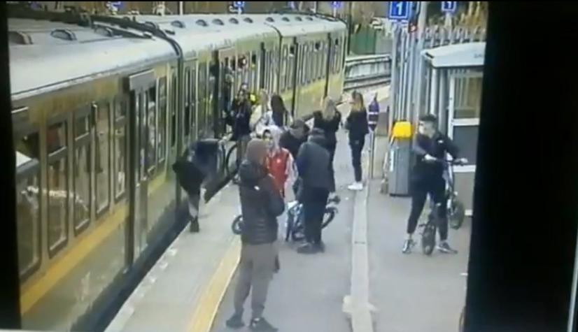 Revelan video de agresión de grupo de hombres a una joven en Dublin: cayó a vías del tren
