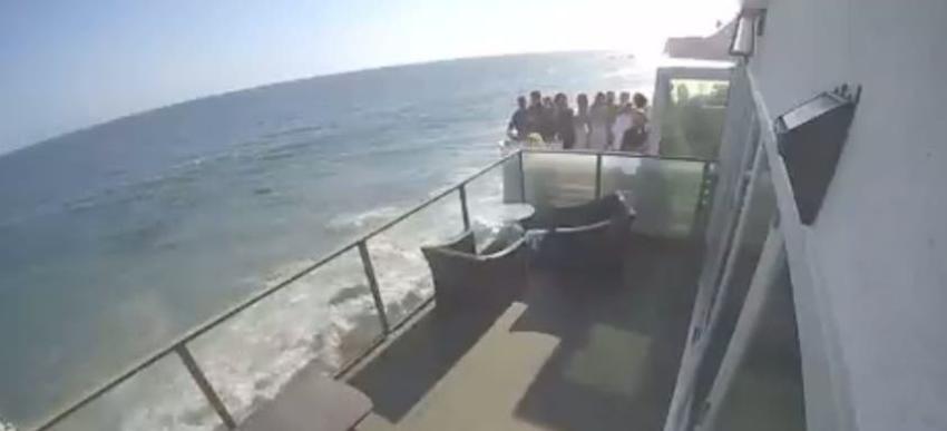 [VIDEO] La aterradora caída de una decena de personas desde un balcón a un roquerío
