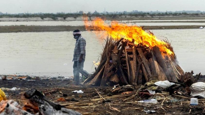 Coronavirus en India: a qué se debe que decenas de cadáveres aparezcan en el río Ganges Coronavirus en India: a qué se debe que decenas de cadáveres aparezcan en el río Ganges