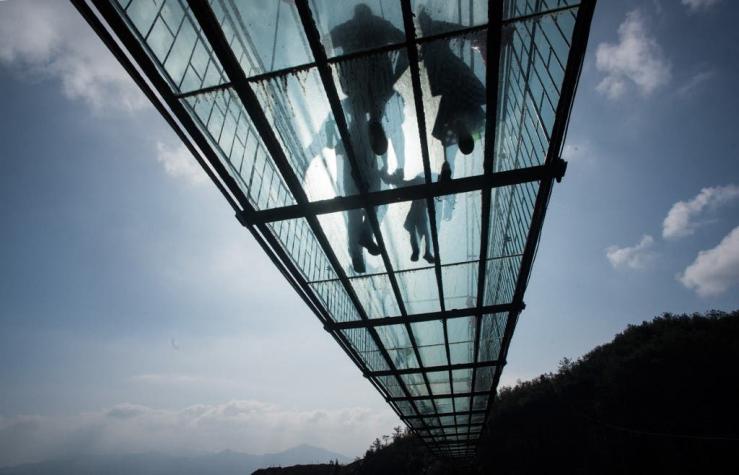 Aterrador: Turista quedó atrapado en puente de vidrio destruido por el viento