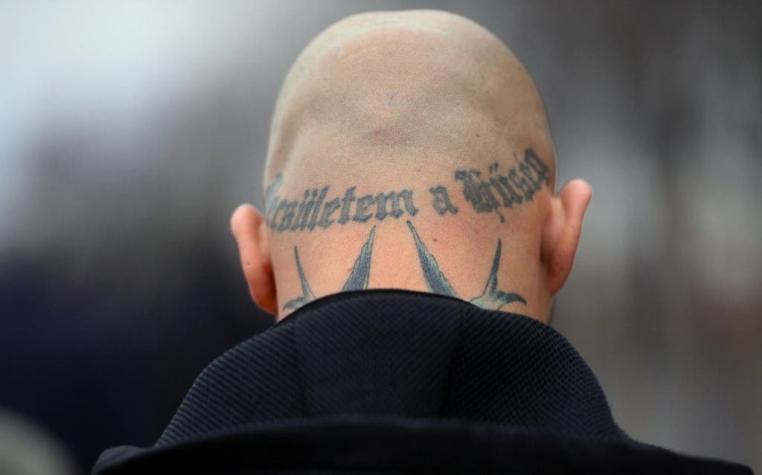 Profesor es despedido tras enseñar sus tatuajes de extrema derecha a sus alumnos en Alemania