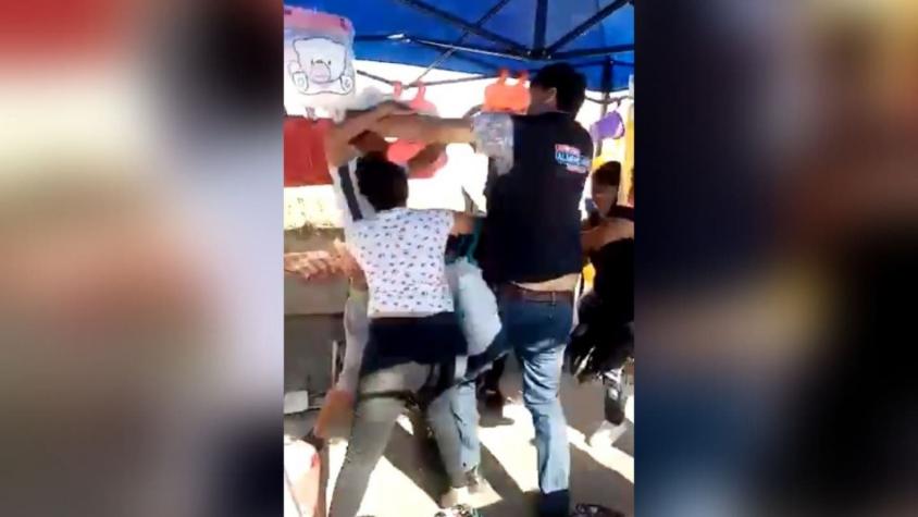 [VIDEO] Concejal a la reelección por Maipú es víctima de brutal golpiza en feria de la comuna