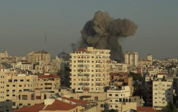 Edificio que albergaba cadena de TV palestina colapsó por ataque israelí en Gaza