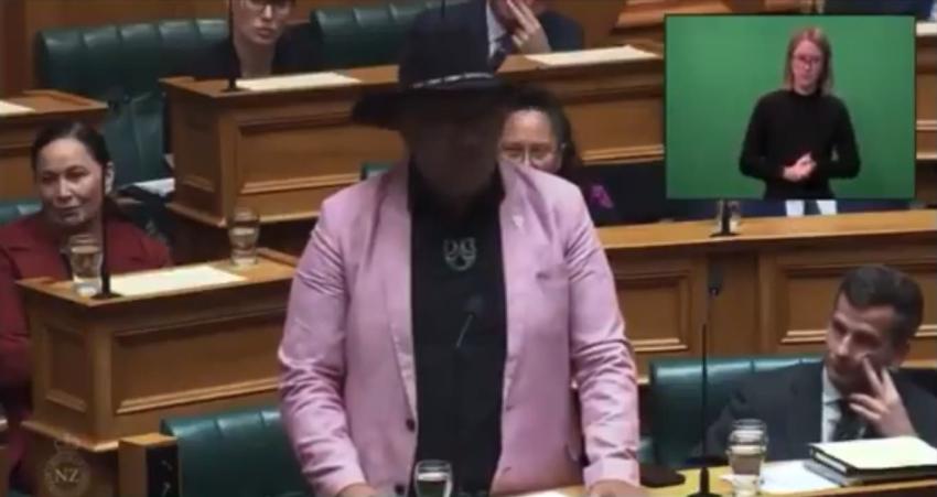 Colíder del Partido Maorí es expulsado del Parlamento neozelandés por protestar haciendo un "haka"