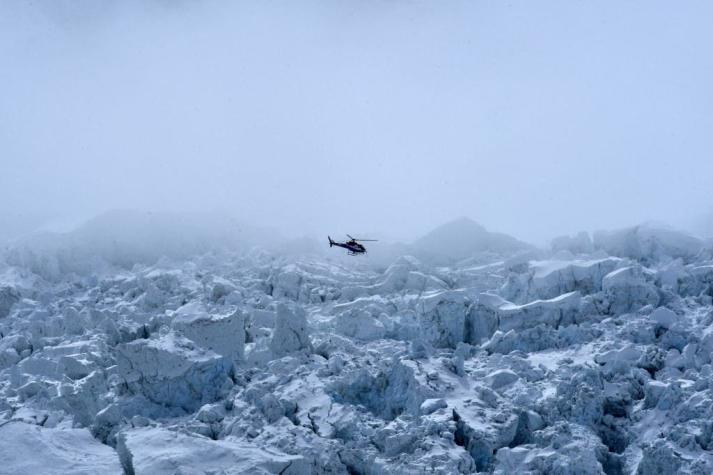 Ceguera por la nieve y agotamiento: Dos montañistas murieron intentando escalar el Monte Everest