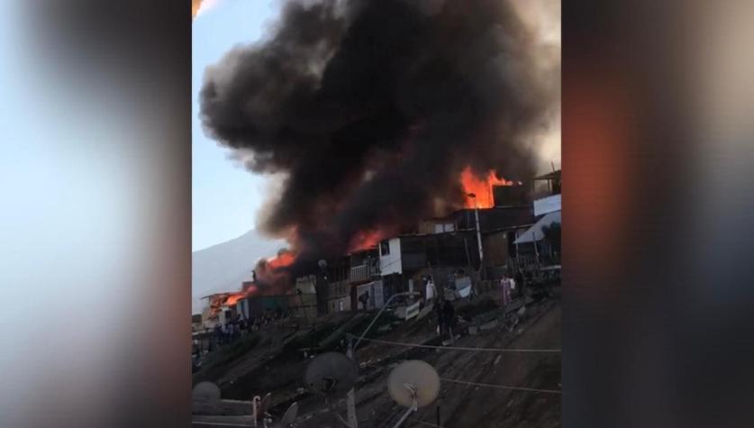 Incendio consume más de 35 de viviendas en campamentos de Antofagasta