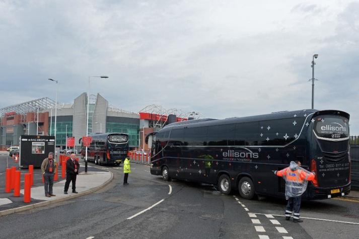 Se repiten las protestas: Hinchas del Manchester United bloquean el bus del Liverpool