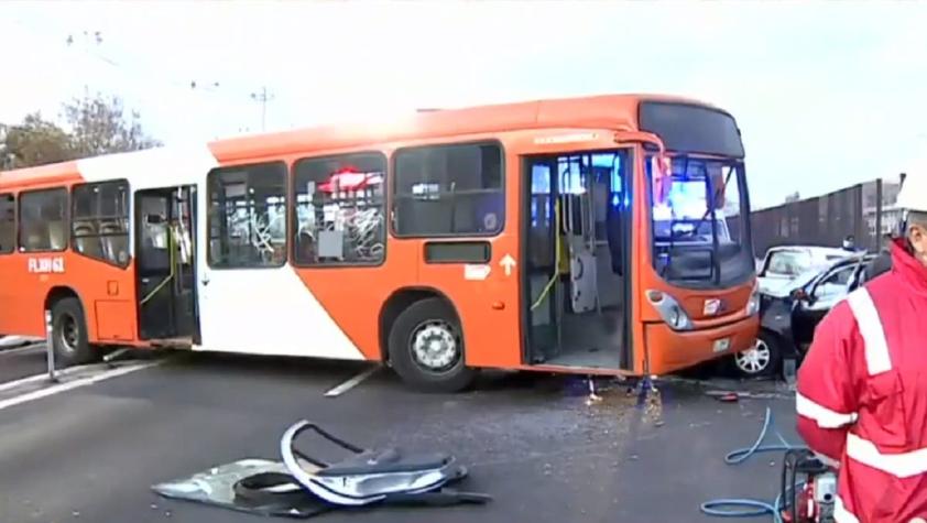 Sujetos robaron bus del transporte público y chocaron en Peñalolén
