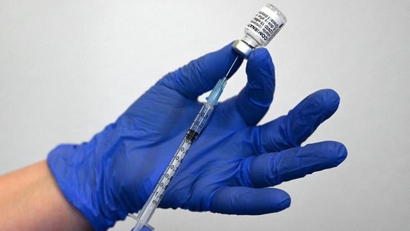 OMS pide no vacunar a niños y adolescentes y llama a países a donar dosis al programa Covax