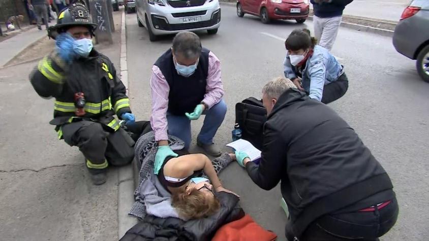 Mujer que cayó y se desmayó en plena calle fue asistida por Martín Cárcamo y el doctor Molina