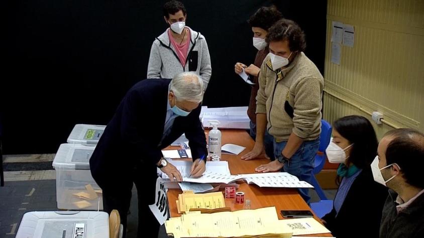 Elecciones 2021: Presidente Piñera tuvo problemas para cerrar el voto y se sacó la mascarilla