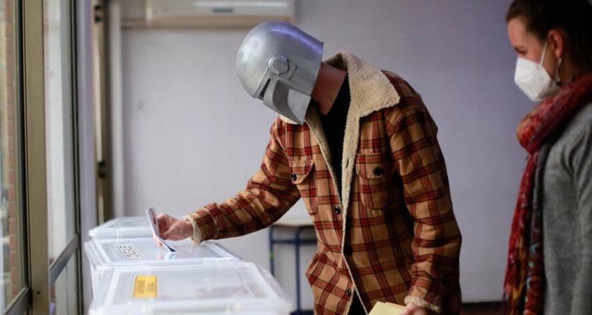 [FOTOS] Joven llega a votar a colegio de Lo Barnechea con casco de "Mandalorian"