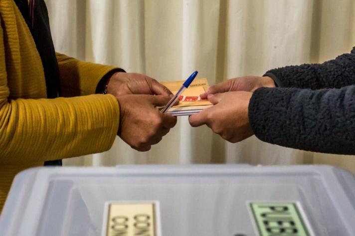 Carabineros detiene a 37 personas en primera día de elecciones: Mayoría se negó a ser vocal de mesa
