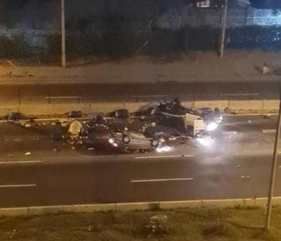 [VIDEO] Dos automóviles volcados tras choque en autopista Vespucio Norte