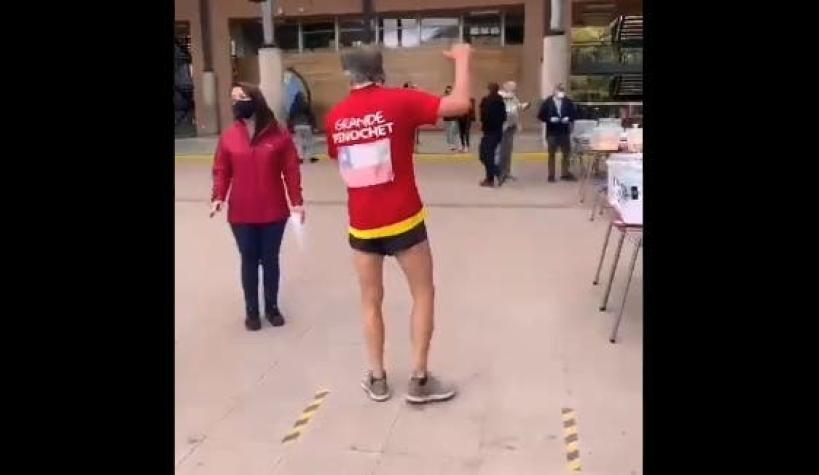 Hombre llega a votar a Las Condes con polera que decía "Grande Pinochet"