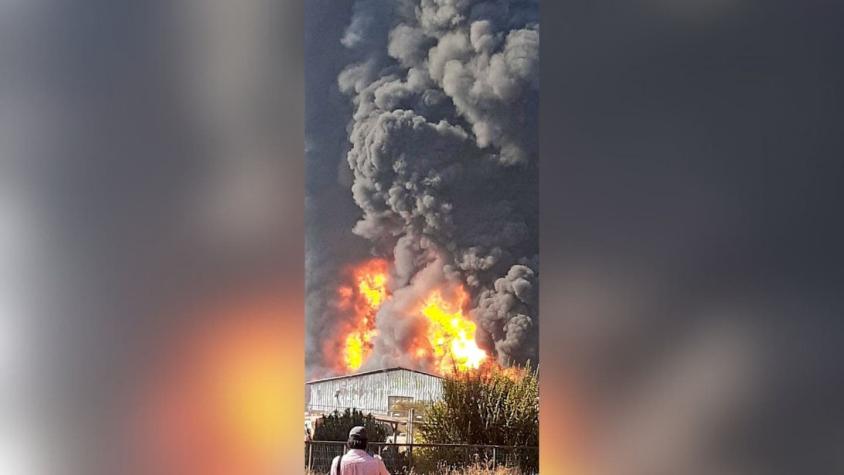 Bomberos combaten incendio en empresa de reciclaje de materiales químicos de Lampa