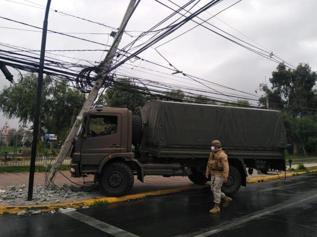 Camión militar choca contra un poste en La Pintana y deja al menos cuatro lesionados